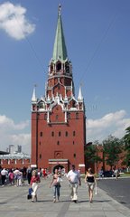 Moskau  Touristen vor einem der Tuerme des Kremls
