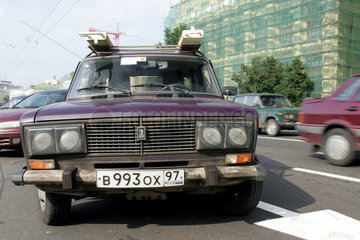 Moskau  ein mit Baumaterial beladender Lada