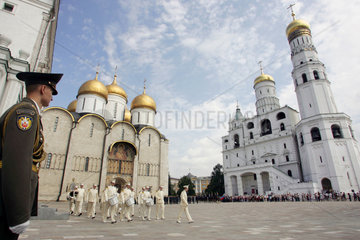 Moskau  Militaerkapelle spielt auf dem Kathedralenplatz im Kreml