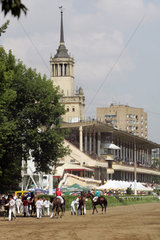 Moskau  Ansicht der Galopprennbahn. Die Pferde vor der Tribuene