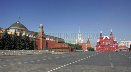 Moskau  Blick auf den Roten Platz. Im Hintergrund das Lenin Mausoleum (links) und das Historische Museum