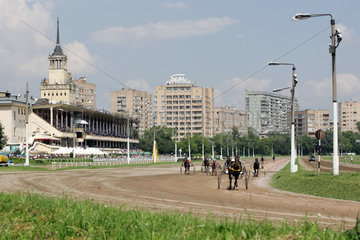 Moskau  Ansicht der Pferderennbahn. Die Pferde im Bogen