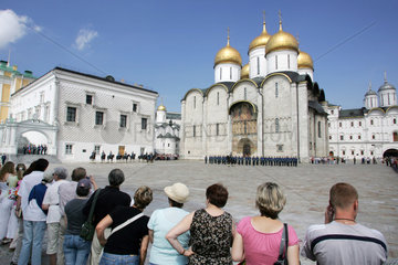 Moskau  Wachabloesung auf dem Kathedralenplatz im Kreml
