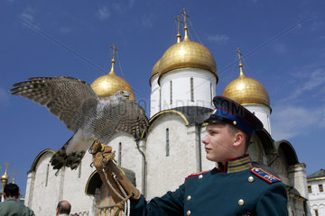 Moskau  Soldat in der traditionellen Uniform der Zarengarde