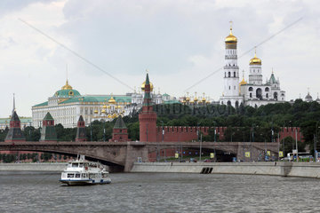 Moskau  der Kreml am Fluss Moskwa