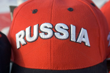 Moskau  Baseballkappe mit Aufschrift RUSSIA an einem Souvenirstand