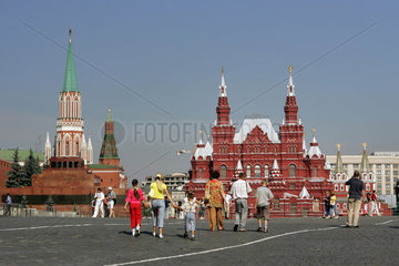 Moskau  Touristen auf dem Roten Platz. Im Hintergrund das Lenin Mausoleum (links) und das Historische Museum
