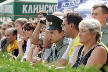 Moskau  Zuschauer auf der Galopprennbahn