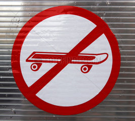 Moskau - Hinweisschild Skateboard fahren verboten
