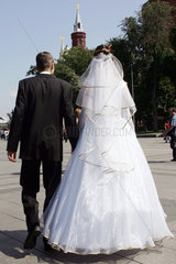 Moskau  Hochzeitspaar laeuft ueber den roten Platz