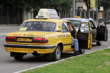 Moskau - Taxifahrer warten auf Kundschaft