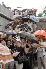 Moskau  Menschen warten am Ufer der Moskwa auf eine Faehre