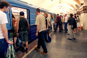 Moskau - eine U-Bahn in der Metrostation Kievskaya