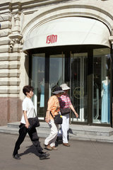 Moskau  Touristen vor dem Eingang des Kaufhauses GUM