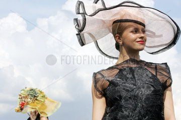 Moskau  eine Frau mit Hut auf der Galopprennbahn