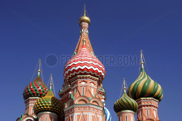 Moskau  die Kuppeln der Basiliuskathedrale im Sonnenlicht