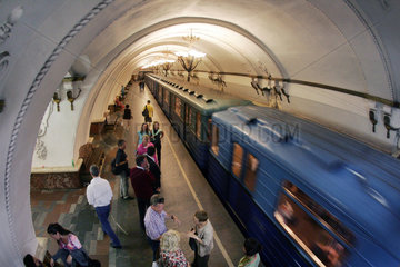 Moskau - Wartende Passagiere in der Metrostation Arbatskaya