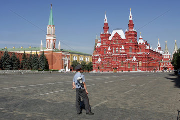 Moskau  Wachmann auf dem Roten Platz. Im Hintergrund das Historische Museum