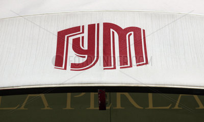 Moskau  das Logo des Kaufhauses GUM