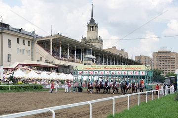 Moskau  Ansicht der Galopprennbahn. Die Pferde beim Start vor der Tribuene