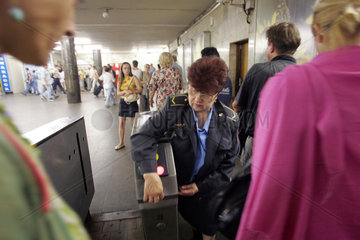 Moskau - Einlasskontrolle am Metroeingang