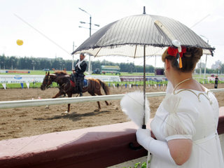 Moskau  Zuschauerin mit Hut auf der Galopprennbahn