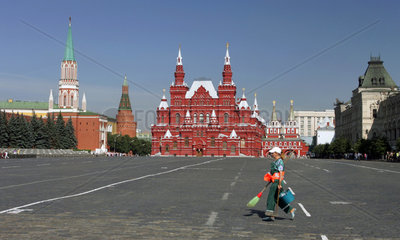 Moskau  eine Strassenreinigerin auf dem Roten Platz