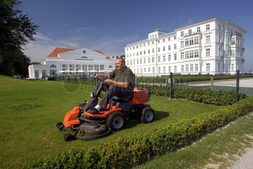 Heiligendamm  Gaertner maeht den Rasen vor dem Grand Hotel Kempinski