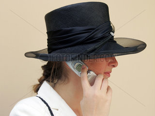 Moskau  eine Frau mit Hut telefoniert mit ihrem Handy
