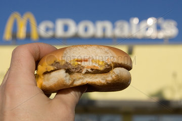 Berlin  angebissener Cheeseburger vor McDonald's-Logo