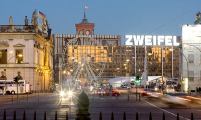 Berlin  Stadtansicht der City mit Schriftzug ZWEIFEL