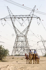 Dubai  Strommasten in der Wueste