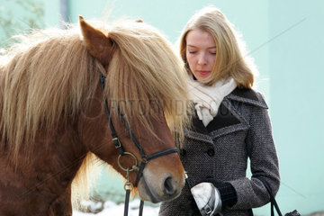 Symbolfoto Frau und Pferd