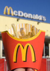 Berlin  Pommes Frites vor McDonald's-Logo