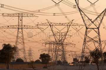 Dubai  Lichtstimmung - Strommasten in der Wueste