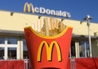 Berlin  Pommes Frites vor McDonald's-Logo