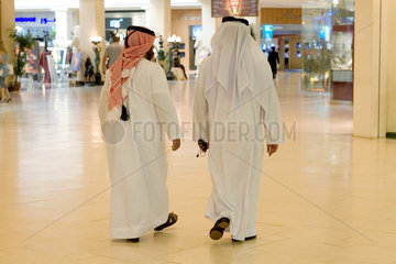 Dubai  Zwei Araber in einem Shoppingcenter