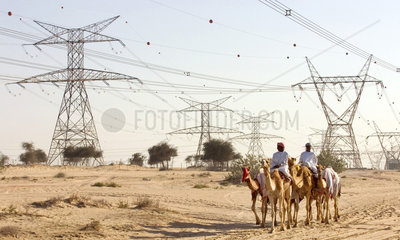 Dubai  Strommasten in der Wueste