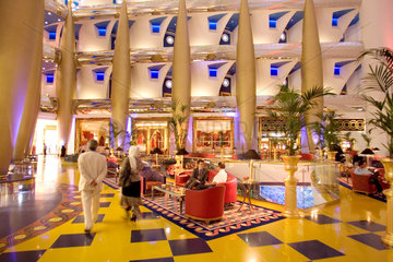 Dubai  Innenansicht des Hotels Burj Al Arab