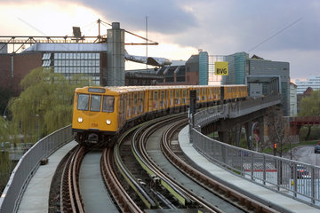 Berlin  eine U-Bahn der Linie 1 faehrt am Deutschen Technikmuseum vorbei