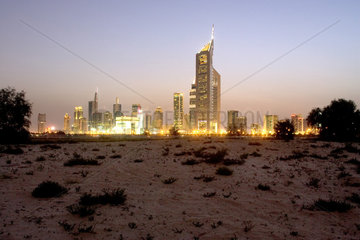 Dubai  die Skyline in der Daemmerung