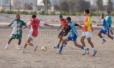 Dubai  Maenner beim Fussballspielen