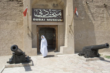 Dubai  ein Araber vor dem Eingang des Dubai-Museum