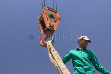 Dubai  Ein Bauarbeiter auf einer Baustelle