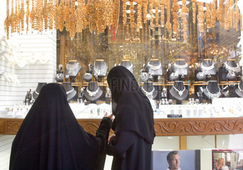 Dubai  Arabische Frauen im Gold Souq im Zentrum der Altstadt