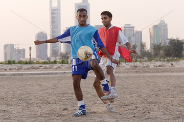 Dubai  Maenner beim Fussballspielen