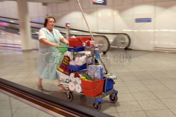 Muenchen  Putzfrau bei der Arbeit am Flughafen Muenchen