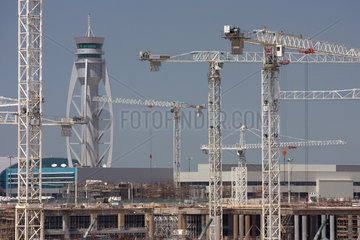 Dubai  Baukraene auf einer Baustelle am Flughafen