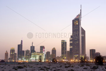 Dubai  die Skyline in der Daemmerung
