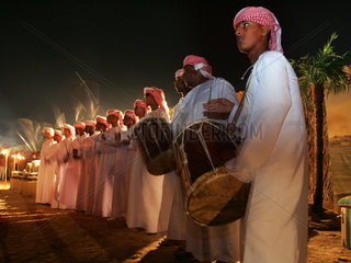 Dubai  traditioneller Tanz bei einem Fest in der Wueste
